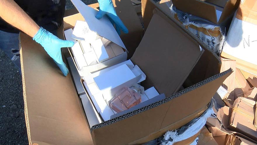 FOTO: DHA - AVCILAR'DA POLİS EKİPLERİNİN BİR TIRA DÜZENLEDİĞİ BASKINDA, YÜKLÜ MİKTARDA SAHTE PARFÜM ELE GEÇİRİLDİ.