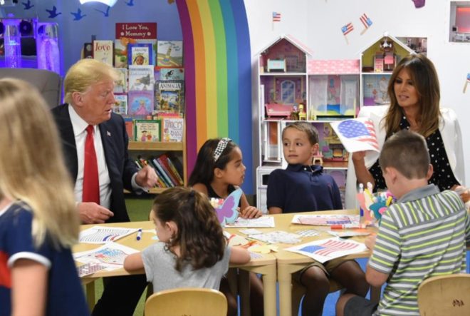 Trump'ın renkleri karıştırdığı anlar bu karede ortaya çıktı.