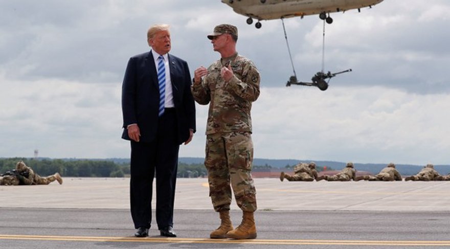 Trump imza atmadan önce askerlerle kısa bir süre sohbet etti. Reuters
