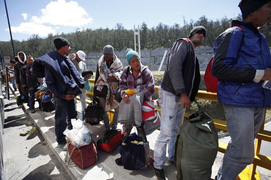 Venezuelalılar otobüs terminallerine giderek komşu ülkeye kaçmaya başladı.