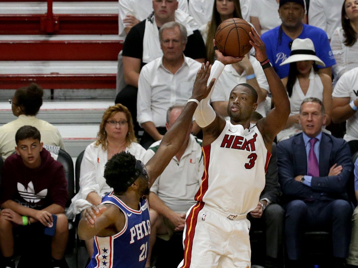 Miami Heat'te forma giyen Wade, eşinin fotoğrafı altına yazılan yorumları görünce çıldırdı.