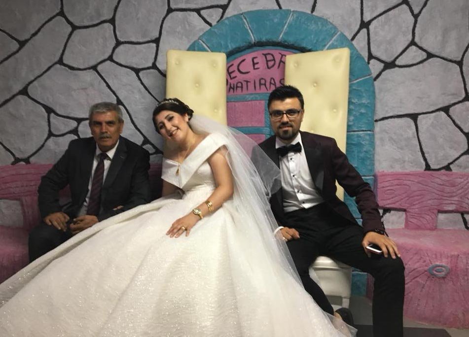 FOTO: DHA / Talihsiz çiftin kazadan saatler önce düğün hatırası için gelinlik ve damatlıkla çektirdikleri fotoğrafları yürek burktu.