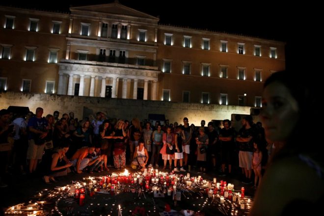 Yangında hayatını kaybedenler için Atina'da anma törenleri yapılıyor.