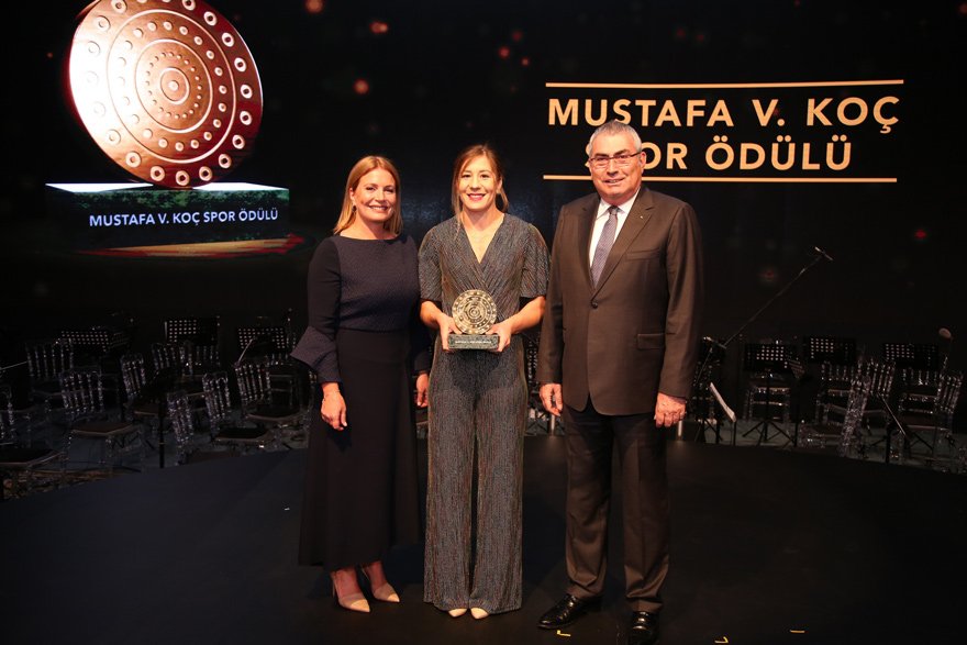 Merhum Mustafa V. Koç’un eşi Caroline N. Koç (solda) Yasemin Adar’ın ödülünü verirken, Türkiye Milli Olimpiyat Komitesi Başkanı Prof. Dr. Uğur Erdener de hazır bulundu. 