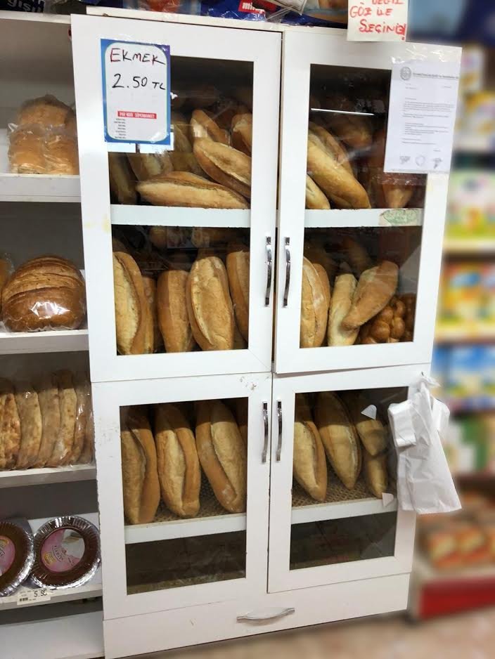 400 gram ekmek Körfez ilçesindeki bir bakkalda 2.50 TL'ye çiftli ekmek olarak satılıyor. 