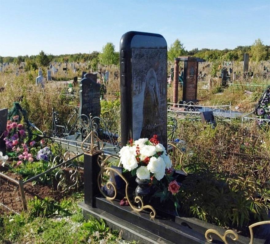 FOTO: İHA- 28 yaşındaki Rita Raisovna adlı genç kızın mezarı üzerine, çok sevdiği telefonu iPhone 6 şeklinde mezar taşı dikildi.