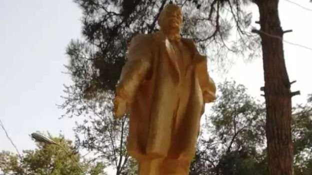 İmamlar, heykeli altın sarısı renge boyarken, Lenin'in kopan elini de yenisiyle değiştirdi.