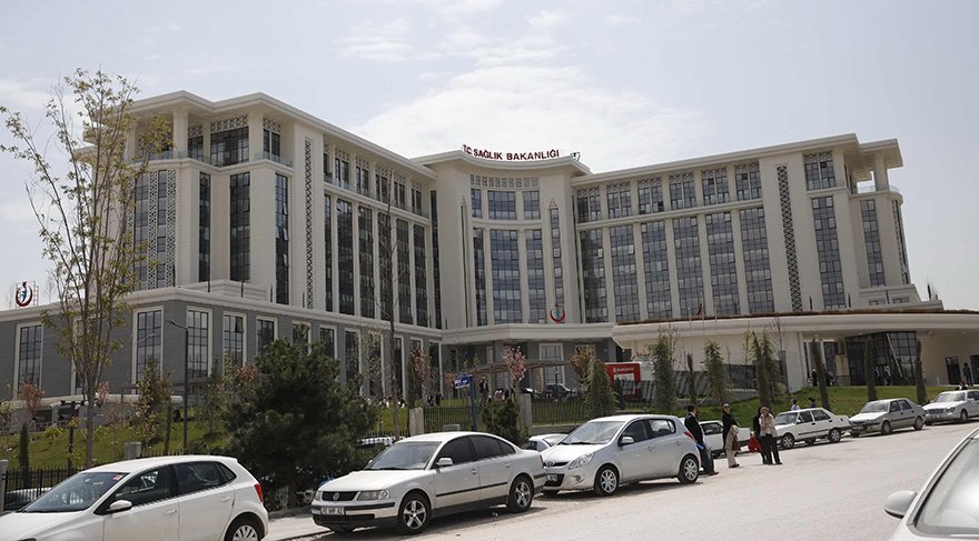 bakanlık otel binasına taşındı Bakanlığın yeni binası Ankara’nın gözde semti Bilkent’te. Bina, otel olarak planlanıp inşa edilmiş. 
