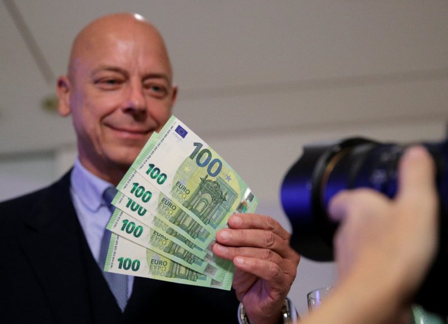 Yeni banknotlarla birlikte sahteciliğin önüne geçilmek amaçlanıyor. Reuters