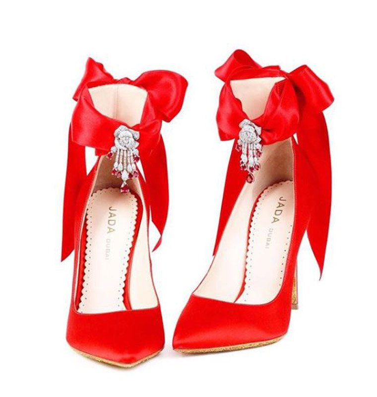 Elmaslarla bezeli bu ayakkabının fiyatı da 27 bin dolar.