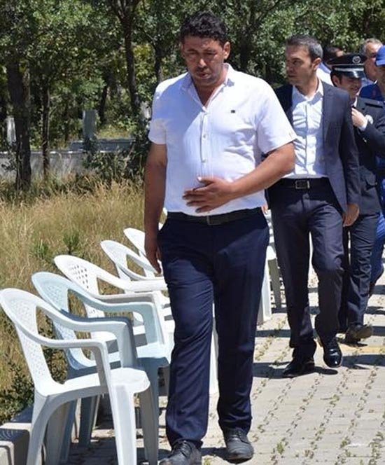 KUTAHYA'NIN EMET ILCESINDEKI CEVIZDERE SEHITLER ANITI ONUNDE DUZENLENEN KURTULUS GUNUNDE, FOLKLORCULERIN ERIK DALI OYNUNU OYNANMASININ ARDINDAN GUNLUCE KOYU MUHTARI ADEM INAN (FOTOGRAFTAKI-BEYAZ GOMLEKLI) ISTIFA DILEKCESI VERDI.