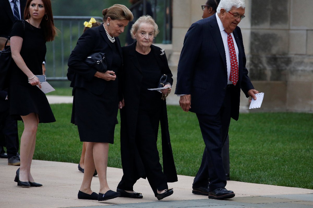 Albright en son geçen hafta ABD'li senatör McCain'in cenazesinde görüntülenmişti.