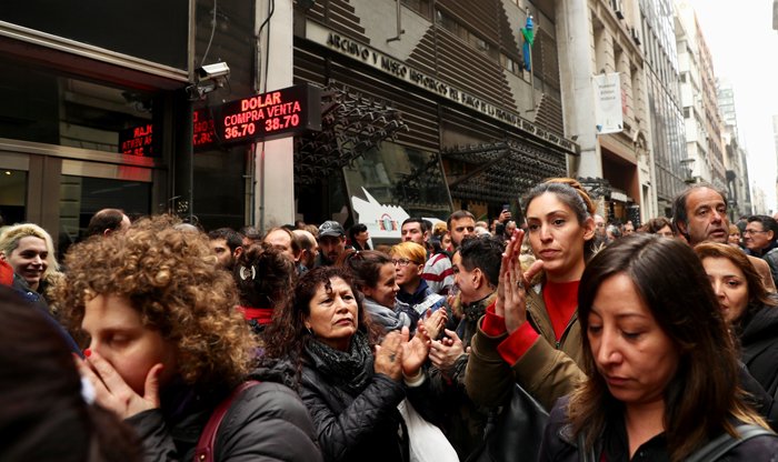 Arjantin'de kamu çalışanları ekonomik krizde hükümetin tutumunu protesto etmek için başkent Buenos Aires'te toplandı. Fotoğraf/Reuters