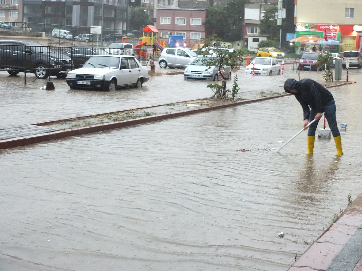 Bandırma'da yağış hayatı felç etti. İHA