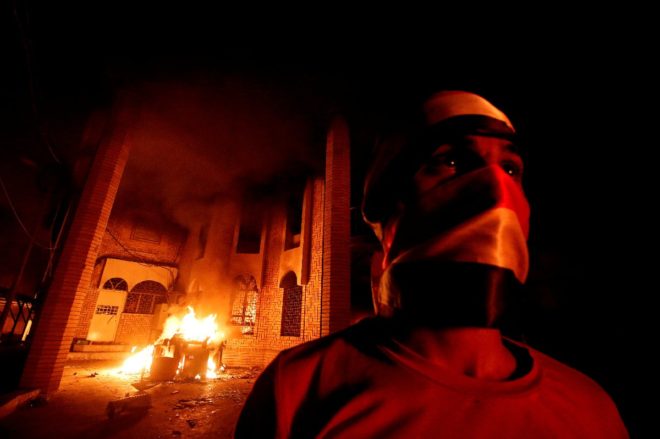 Irak’ın güneyindeki Basra kentinde bir grup gösterici, İran’ın Basra Başkonsolosluğunu basarak ateşe verdi.