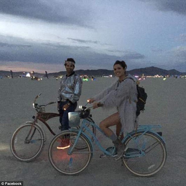 Çiftin,Burning Man festivaline giderek genç kadınları ilaçla bayılttığı ifade edildi.