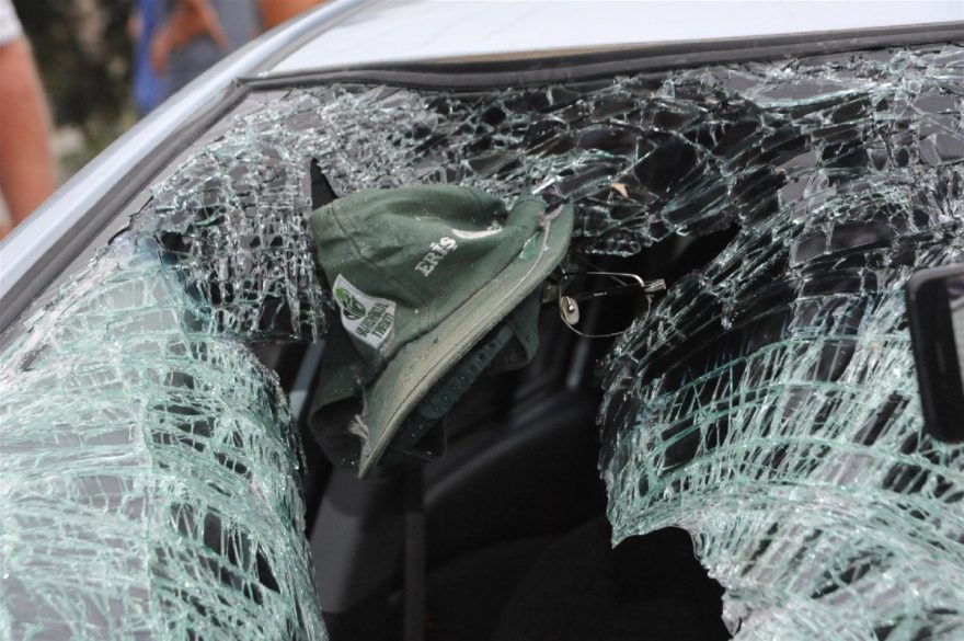 Kazada ağır yaralanan yaşlı adamın şapkası ve gözlüğü aracın camına yapıştı. DHA