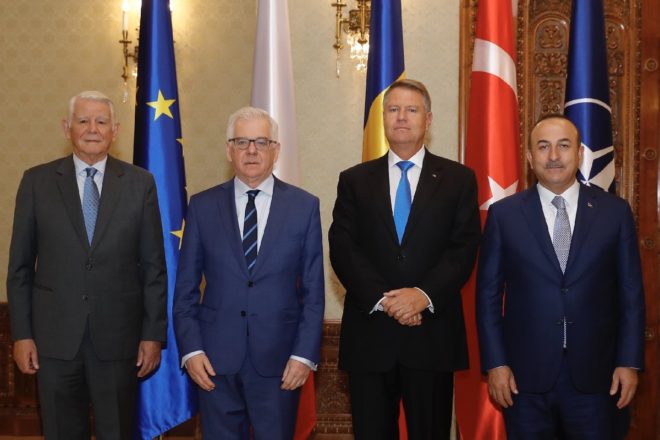  Bakan Çavuşoğlu, Romanya Dışişleri Bakanı Teodor Melescanu (solda) ve Polonya Dışişleri Bakanı Jacek Czaputowicz (sol2) ile birlikte, Romanya Cumhurbaşkanı Klaus Werner Lohannis (sağ2) tarafından Cotroceni Sarayı'nda kabul edildi.