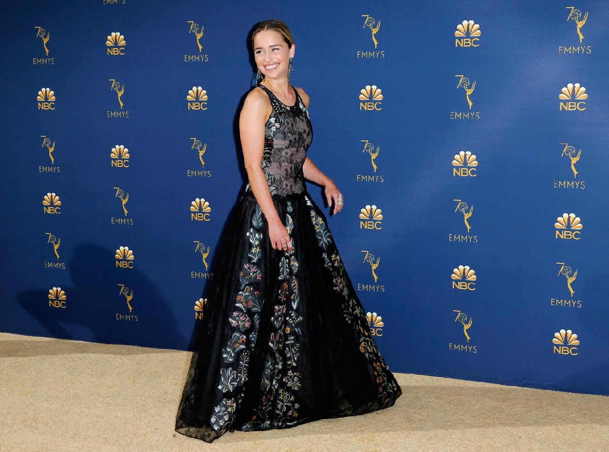 En İyi Drama Dizisi ödülü Game of Thrones'un oldu. Emilia Clarke dizide Khaleesi karakterini canlandırıyor.  Clarke, törene çiçekli Dior elbisesi ile katıldı...