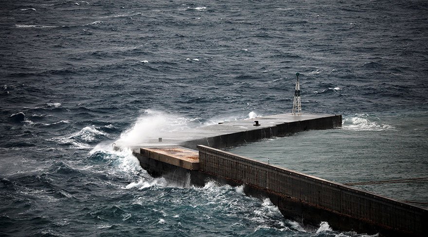 Kasırga etkisini gösterdiği bölgelerde büyük dalgaların oluşmasına neden oluyor. Reuters