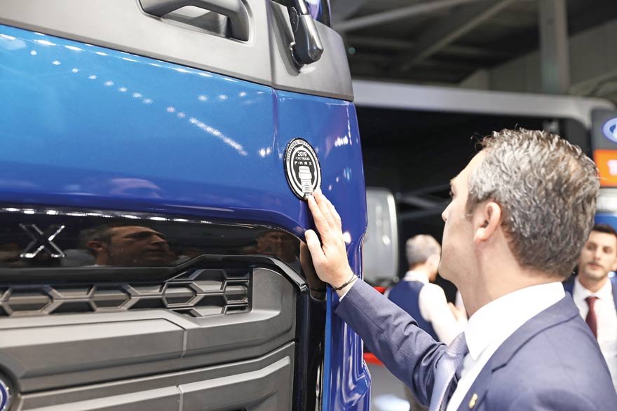 Başkan Ali Koç, Ford Otosan’ın geliştirdiği ve “2019 Uluslararası Yılın Kamyonu” ödülüne layık görülen yeni çekici F-Max’ın dünya tanımı için Hannover’deydi.