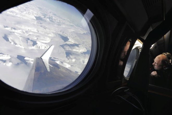 NASA Earth Science Flight Projesi yönetisici Eric Ianson, Grönland buzullarının buz tabakası kalınlığının incelenmesi için gerçekleştirilen keşif uçuşu sırasında.