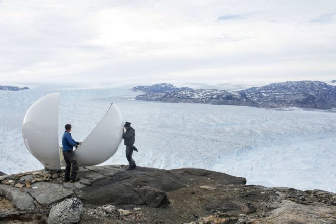 Araştırmacılar, Helheim buzulunun buz tabakasının incelenmesi için bölgeye radar yerleştiriyor. 
