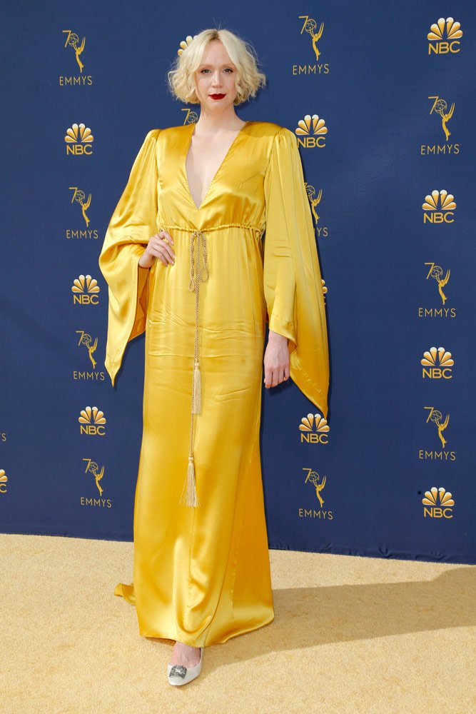 Game of Thrones oyuncularından Gwendoline Christie'nin tercih ettiği sarı elbise açıkçası oyuncuyu boğmuş. Üstelik keşke bu kadar çok buruşan bir kumaştan yapılan bir elbise tercih etmeseydi. Ayakkabılara gelince... Boyu oldukça uzun olduğu için genelde düz ayakkabı tercih ediyor. Ama yine de elbise altından görünmemesi çok daha iyi olurdu...