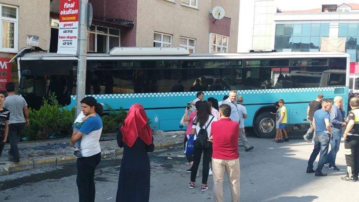 İstanbul'da özel halk otobüsü dükkana girdi! Yaralılar var