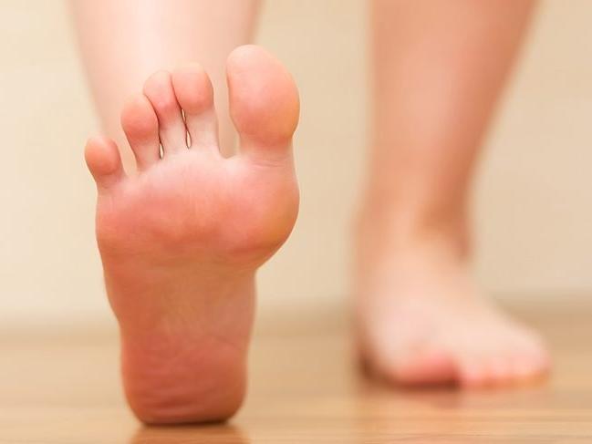 Ayak şişmesi nedenleri nelerdir? Ayak şişmesi nasıl geçer? İşte tedavisi…