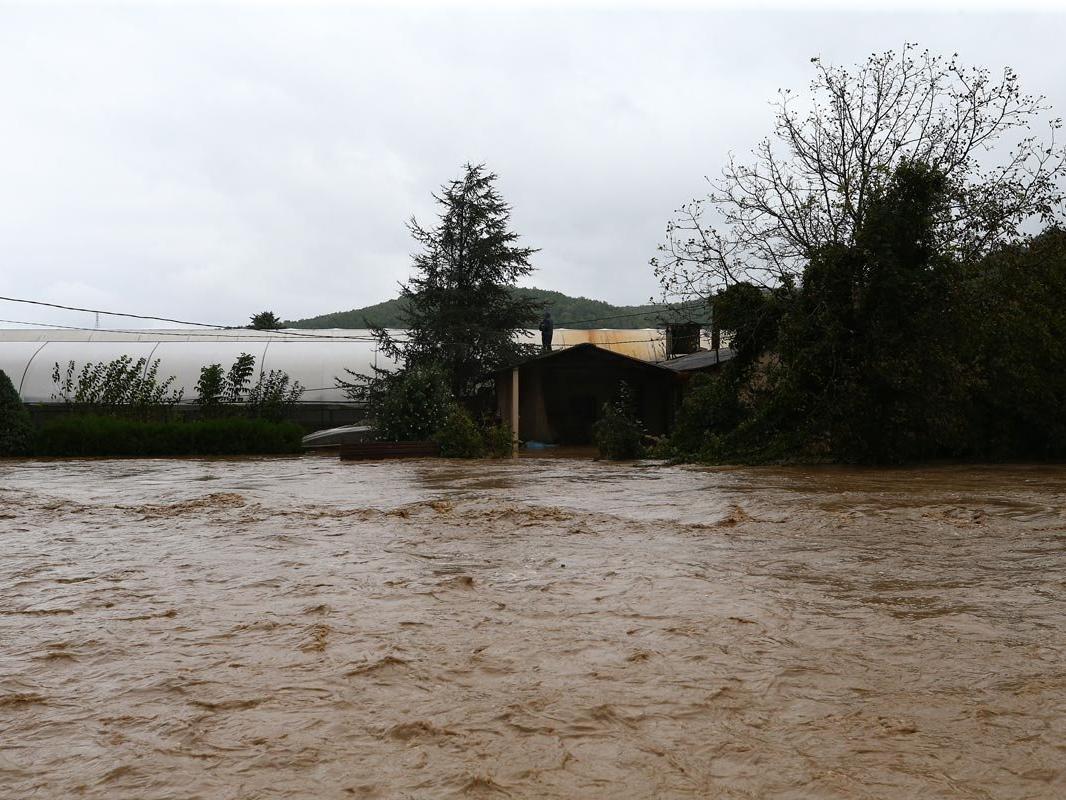 Beykoz'da sel baskını: Eşi ve çocuğunu tavanı delerek kurtardı