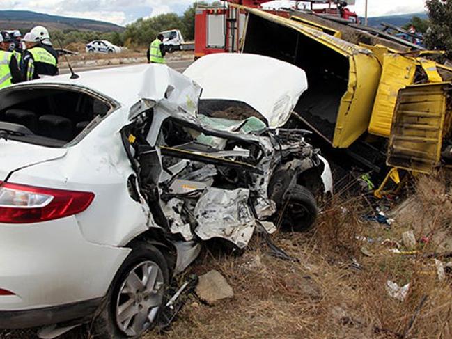 Bolu'da kamyon ile otomobil çarpıştı 1 kişi öldü