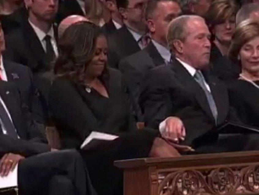 Herkes cenazede bu görüntüyü konuşuyor: Bush'tan Obama'ya jest