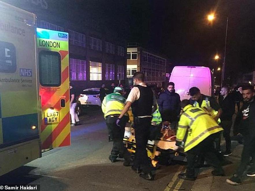 İngiltere'de cami önünde nefret suçu... Otomobille saldırdı