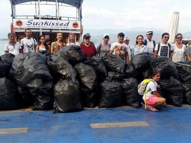 Fethiye'deki temizlikten yüzlerce kilo çöp çıktı