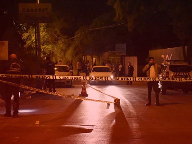 İzmir'de bir gece kulübü önünde silahlı kavga çıktı