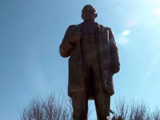 Tacikistan'da imamlara bir haller oldu: Lenin heykeli diktiler