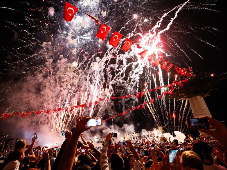 İzmir'in düşman işgalinden kurtuluş yıl dönümüne coşkulu kutlama