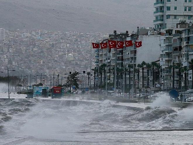 İzmir fırtınaya karşı alarma geçti