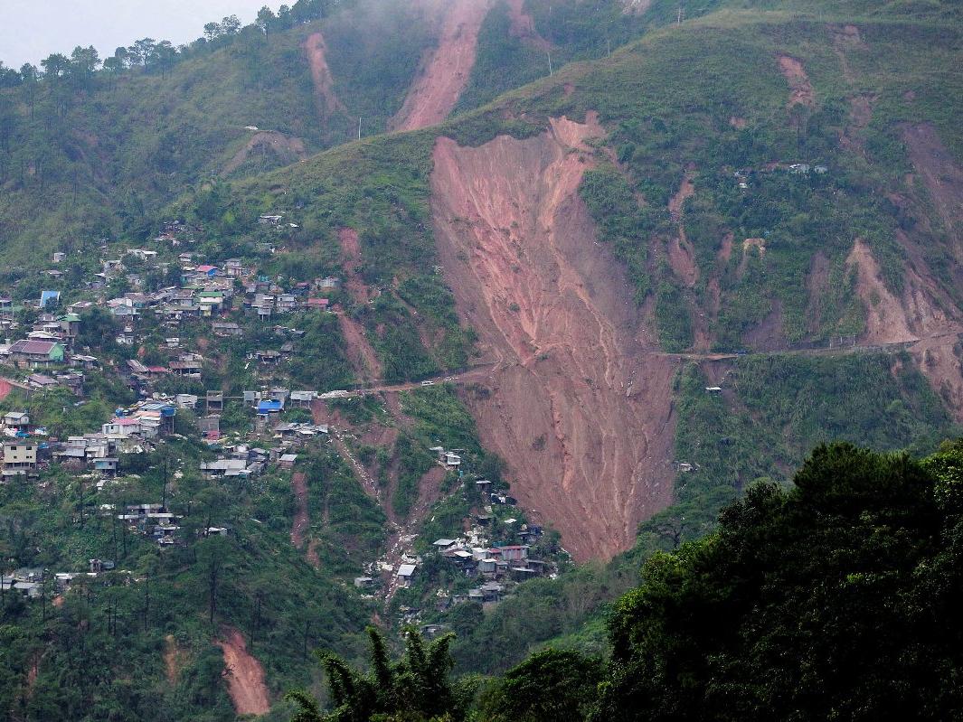 Mangkhut yıktı geçti: En az 64 ölü, birçok köy yok oldu