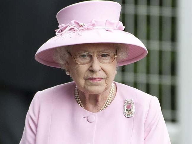 Kraliçe II. Elizabeth mücevherlerini Türk tasarımcıya emanet etti