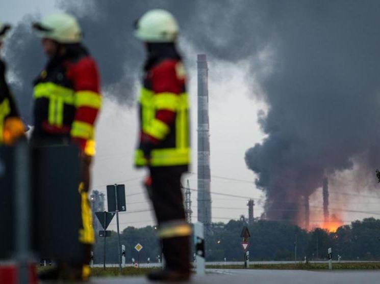 Petrol rafinerisinde patlama... Yüzlerce kişi tahliye edildi