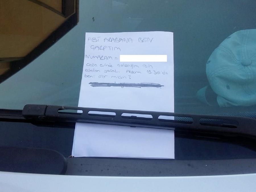 Çarptığı otomobilin sürücüsüne not bıraktı
