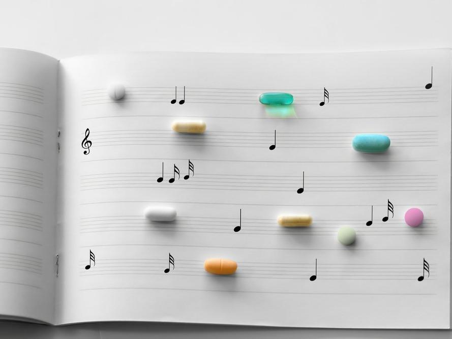 Hastalarını hem bilimle hem müzikle iyileştiriyor