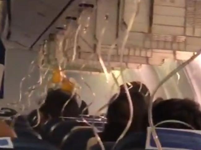 Uçakta dehşet! Bir anda onlarca yolcunun burnu kanamaya başladı ve...