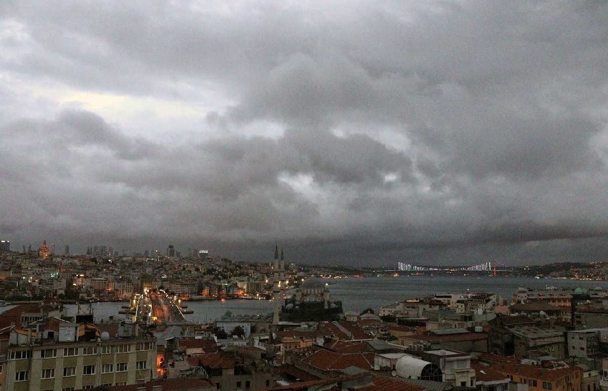 Eminönü sırtlarından Haliç, Galata, Boğaz, 15 Temmuz Şehitler Köprüsü ve Çamlıca'nın üstünde yoğunlaşan bulutların gökyüzünü tamamen kapattığı görüldü.