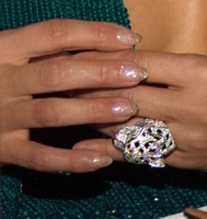 Jennifer Lopez’in 49’uncu doğum gününde parmağına taktığı 835 bin TL’lik panter kafası… 