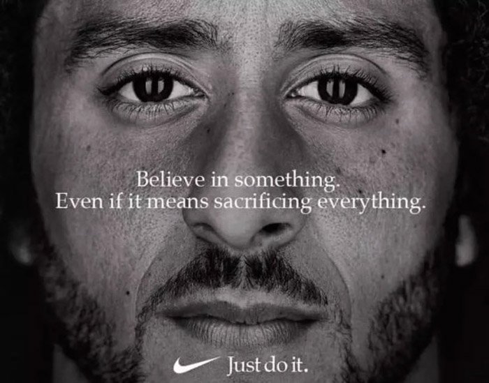 Kaepernick'in reklamında şu slogan yer alıyor: Bir şeye inan. Her şeyi feda etmen gerekse bile.
