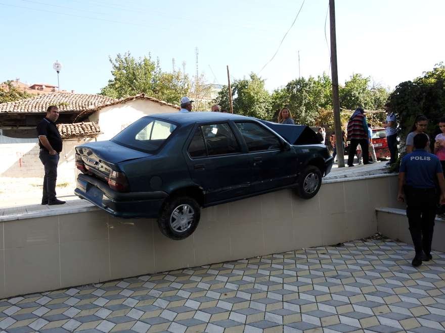Bİr araç duvardan düşmek üzereyken durdu. Foto: DHA