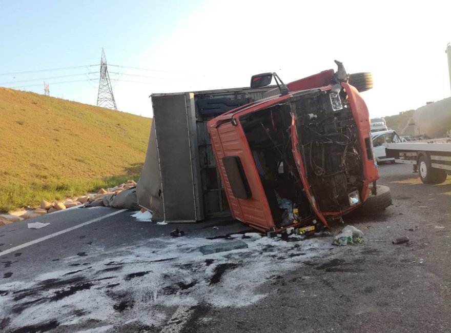 Kaza sonrası trafik kontrollü olarak devam ediyor. DHA